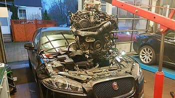 Einbau eines Austauschmotors in einen Jaguar XF
