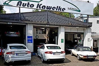 Die Jaguar Auto Kawelke mit Autos im Vorhof